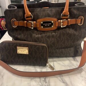 MICHAEL KORS
Hamilton Large Shoulder Tote bundle Monogram Brown Gold Tone